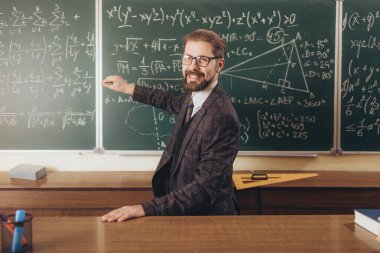 Gözlüklü Neşeli Sakallı Profesör Formülleri açıklıyor