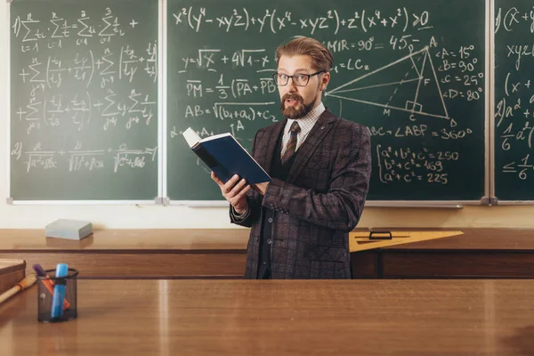 Takımlı ve Gözlüklü Profesör El Kitabı 'ndan alıntı yapıyor.