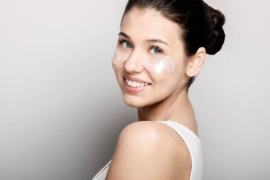 Elmacık kemiklerinde Pore Strips olan yarı dönüşmüş çekici bir kadın.