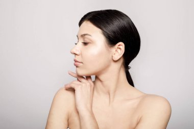 Çıplak Omuzlu Şirin, Taze Esmer Poz