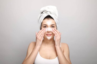 Yüzünde Pore Strips olan Güzel Esmer