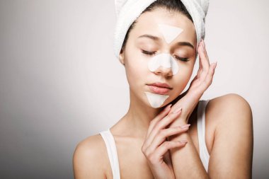 Yüzünde Pore Strips ve Gözleri Kapalı Güzel Kız