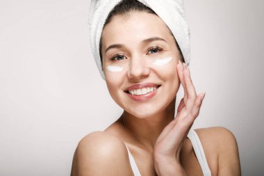 Gülümseyen Çekici Kız Göz Altında Krem Kullanıyor