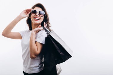 Mutlu Şirin Kadın Müşteri Güneş Gözlüğünü Ayarlıyor