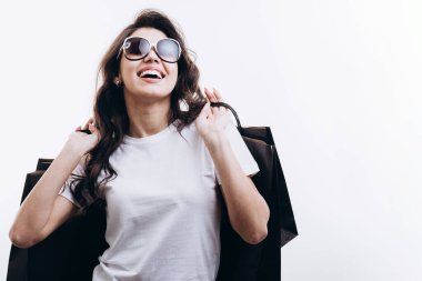 Gülümseyen Çekici Esmer Alışveriş yaptıktan sonra alışveriş yapıyor.