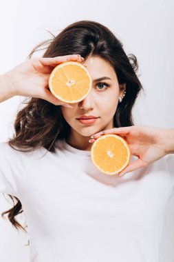 Citrusların Yarısı ile Şirin Uyumlu Model Pozisyonu