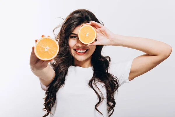Citrus 'un Yarımları ile Şirin Esmer Kız