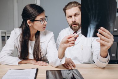 Düşünceli Tıp Çalışanları Eller X-ray Filmini Keşfediyor
