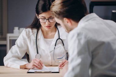 Gözlüklü Doktor Hastaları Açıklıyor Tedavi Planı