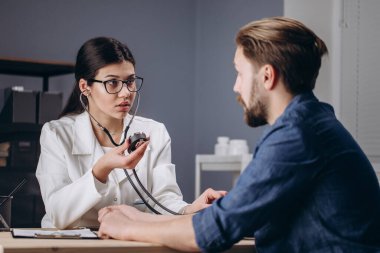 Sağlık personeli hastaların kan basıncına şaşırır.