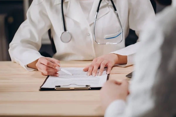 Bir Kadın Doktor Bir Hastayla Görüşüyor