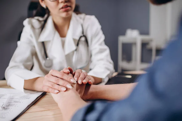 Simpatico femmina un medico sostenere il suo paziente — Foto Stock