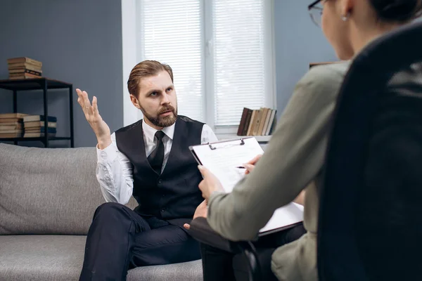 Bärtiger Geschäftsmann teilt seinen Stress mit Psychologe — Stockfoto