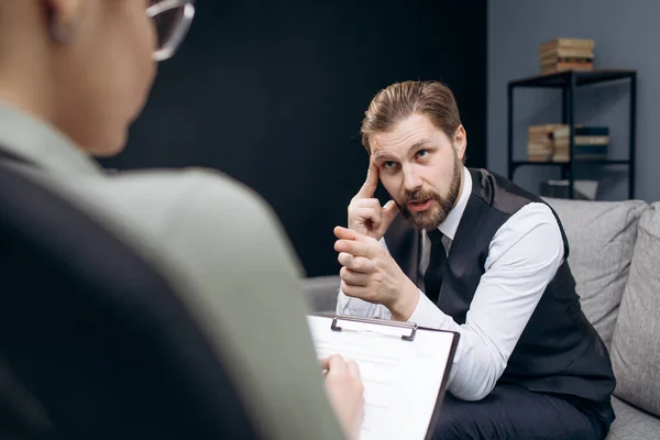 Hombre barbudo hablando con psicólogo sobre la depresión — Foto de Stock