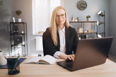 İş merkezinde çalışmak için dizüstü bilgisayar kullanan güzel kadın.
