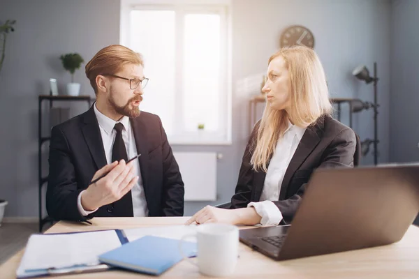 Dois parceiros de negócios discutem novo projeto no trabalho — Fotografia de Stock