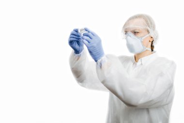 Doktor, Coronavirus aşısıyla test tüpü tutuyor.