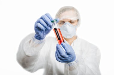 Coronavirus kan örneği tüpü tutan doktor.