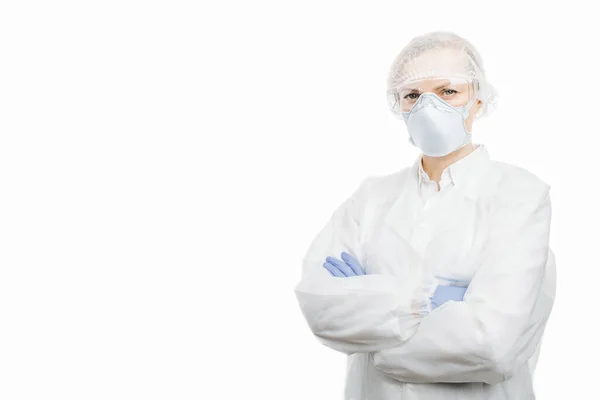 Médico en traje protector aislado sobre fondo blanco — Foto de Stock
