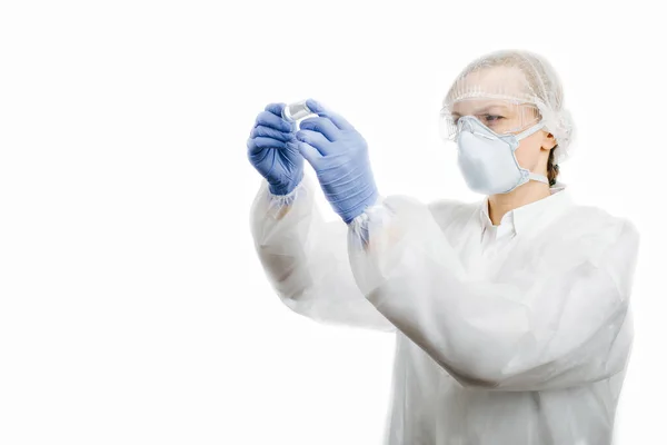 Médico sosteniendo probeta con vacuna del coronavirus — Foto de Stock