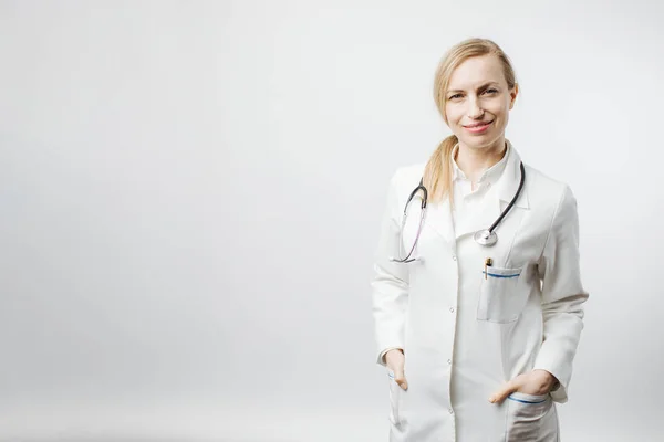 Alegre médico femenino en uniforme médico posando en cámara . — Foto de Stock