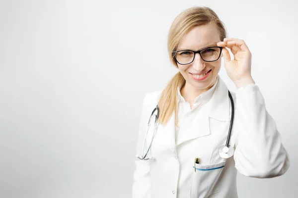 รูปภาพของคนงานทางการแพทย์ในเสื้อคลุมแล็บและแว่นตา — ภาพถ่ายสต็อก