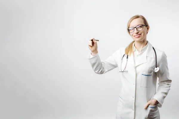 空の空間を指している医療服の笑顔の女性 — ストック写真