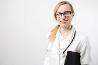 Kameraya bakan doktor portresi.