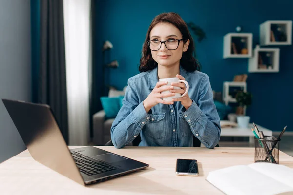 Vacker kvinna som sitter vid bordet med kaffe och laptop — Stockfoto