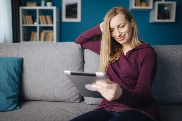 Hezká žena pomocí digitálního tabletu doma — Stock fotografie