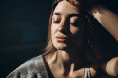 Genç kız sabah egzersizlerinden sonra evde dinleniyor.