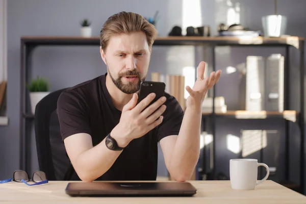 Bearded man having online conference on smartphone — Stock Photo, Image