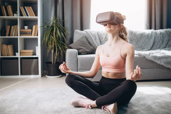 Giovane ragazza meditando a casa in occhiali virtuali — Foto Stock