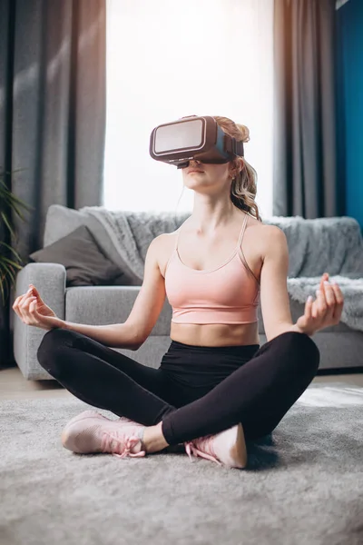 Donna sportiva in occhiali virtuali che pratica nello yoga — Foto Stock