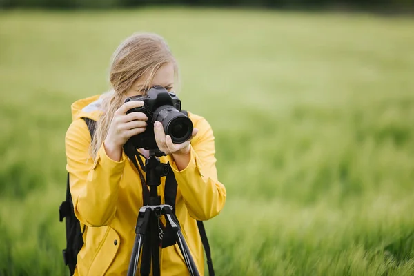 Kobieta korzystająca ze statywu i aparatu cyfrowego do fotografowania przyrody — Zdjęcie stockowe