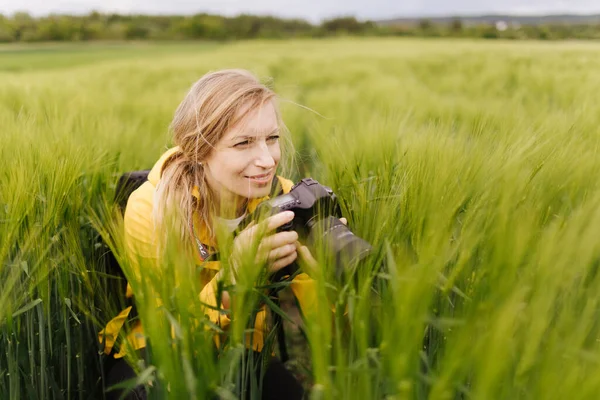 Vrouw met digitale camera voor het maken van foto 's op frisse lucht — Stockfoto