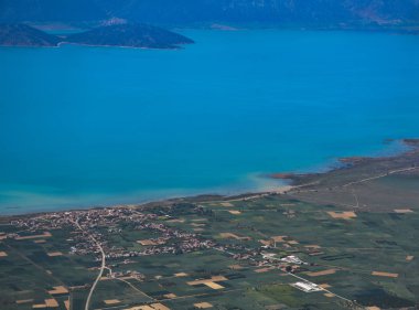 Mavi deniz manzarası ve küçük ada