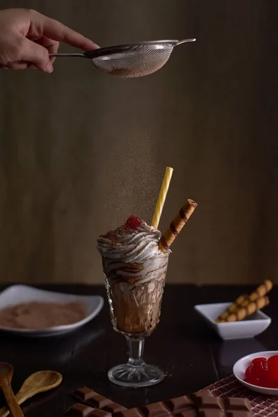 Çikolatalı milkshake, kremalı, çikolatalı gofretli ve çikolatalı.