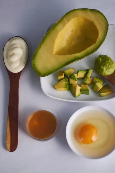 Avokado yumurtalı mayonez maskesi kaşık ve bal.