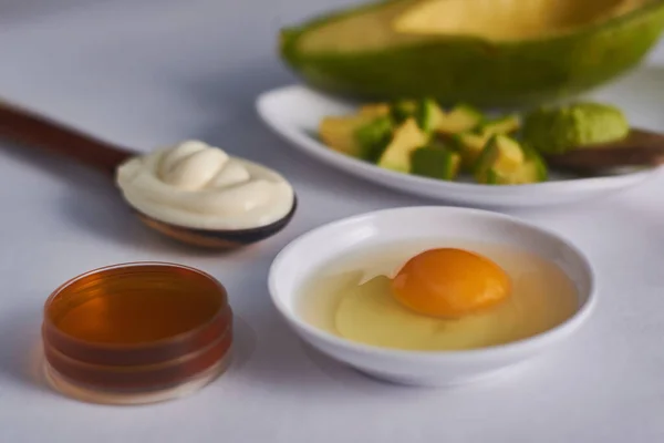 Avokado yumurtalı mayonez maskesi kaşık ve bal.