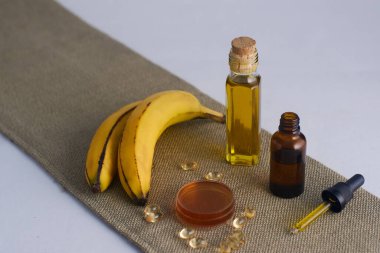 Muz maskesi zeytinyağı bal ve vitamin için malzemeler.