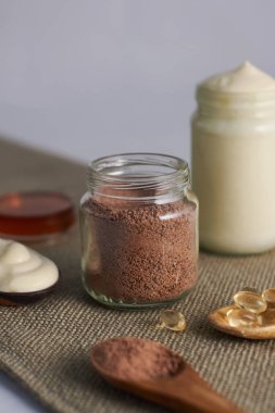 Cam kavanozda kakao tozu maskesi yoğurt bal ve vitamin.