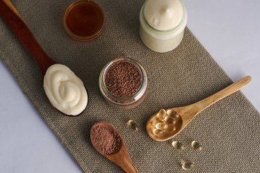 Cam kavanozda kakao tozu maskesi yoğurt bal ve vitamin.