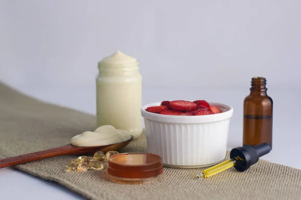 Çilek maskeli yoğurt bal vitamini ve zeytinyağı.