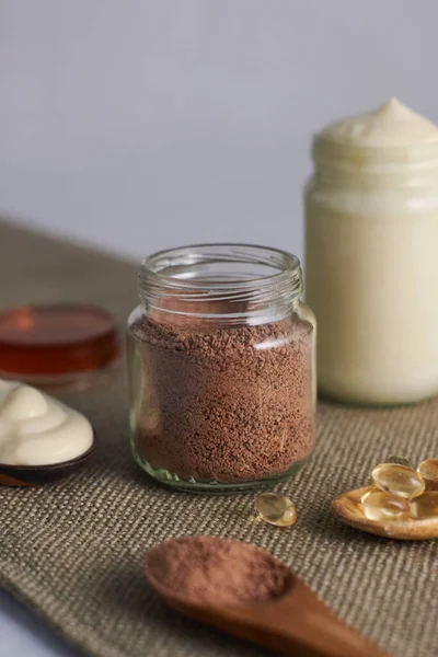 Cam kavanozda kakao tozu maskesi yoğurt bal ve vitamin.