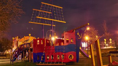Gece vakti çöl çocuk parkı