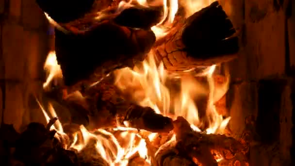 bois brûlant dans la cheminée russe