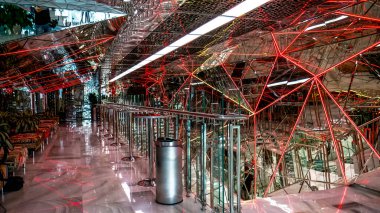 Tabakov tiyatro renginde aynalı duvarlar