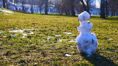 Parktaki çimlerin üzerinde kardan adam