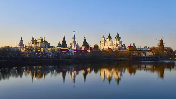 Izmaylovsk Kremlin Gölünün Gümüş Rengi